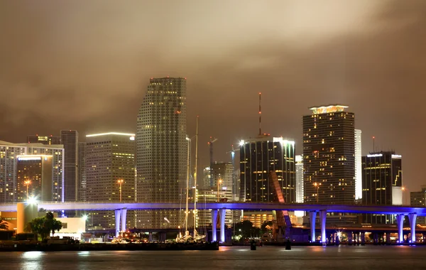 迈阿密城市天际线在一个风雨之夜 — 图库照片