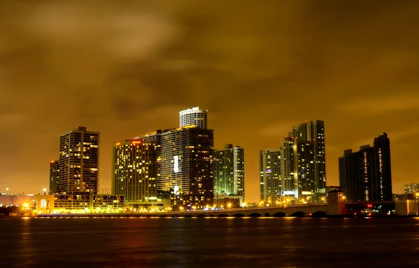 Miami city skyline in einer stürmischen Nacht — Stockfoto