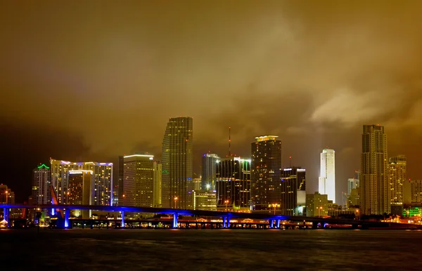 Fırtınalı bir gece Miami şehir manzarası — Stok fotoğraf