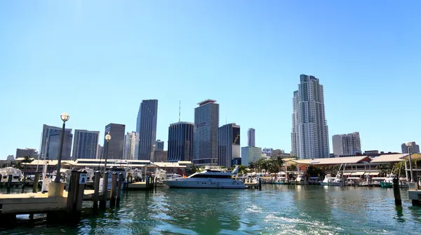 Miami belvárosában sokemeletes épületek — Stock Fotó