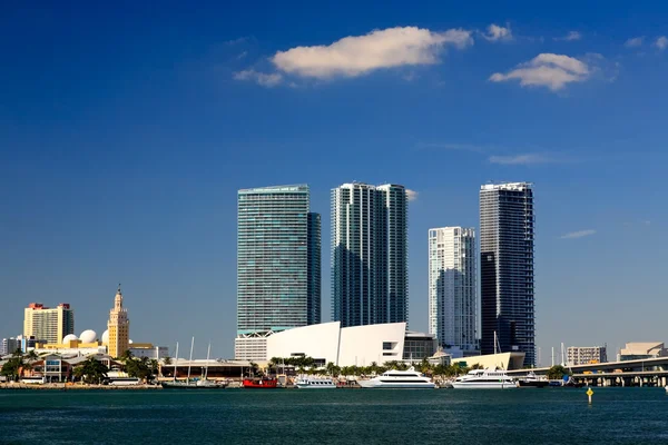 在市中心的高层建筑迈阿密 — 图库照片