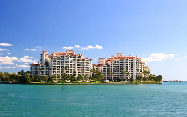 O condomínio de luxo em uma ilha em Miami — Fotografia de Stock