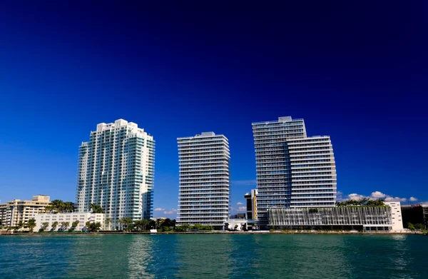 De hoogbouw in miami beach — Stockfoto