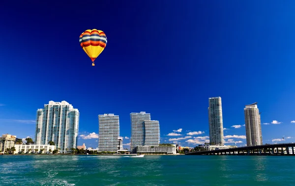 Höghus i miami beach — Stockfoto