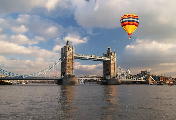 The famous tower bridge in london england — Stock Photo, Image