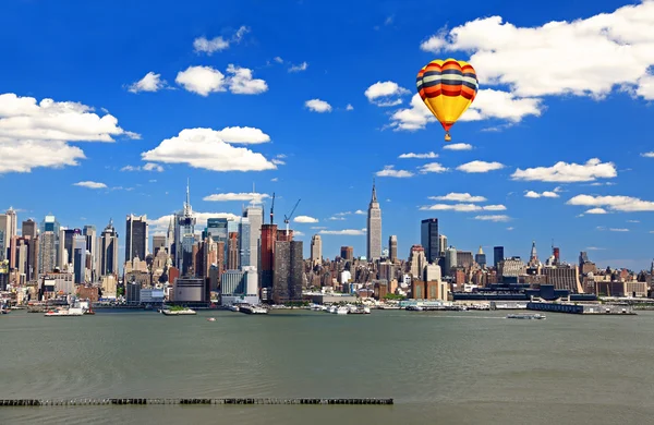 Güneşli bir günde orta şehir manhattan skyline — Stok fotoğraf