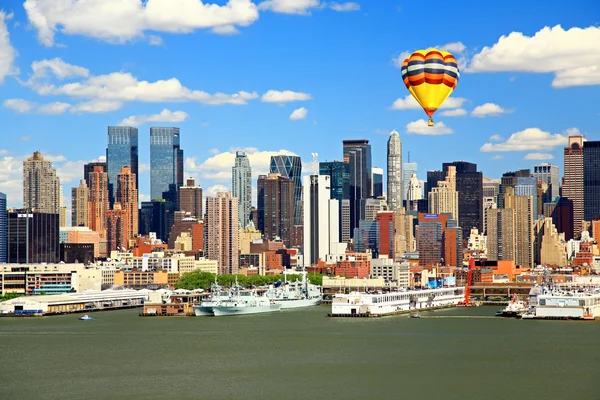 中城曼哈顿天际线在一个晴朗的天 — 图库照片