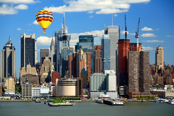 The Mid-town Manhattan Skyline in una giornata di sole — Foto Stock