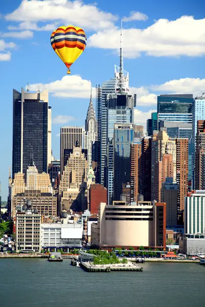 The Mid-town Manhattan Skyline on a sunny day — Stock Photo, Image