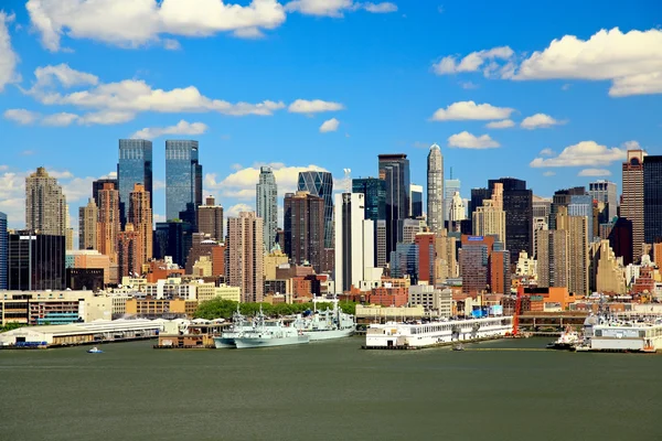 The Mid-town Manhattan Skyline en un día soleado — Foto de Stock