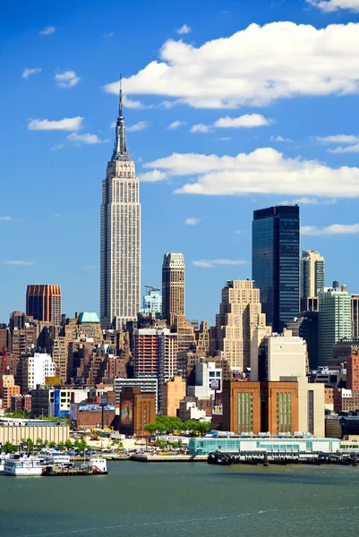 Die Skyline von Midtown Manhattan an einem sonnigen Tag — Stockfoto