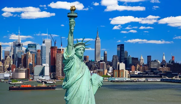 Estatua de la Libertad y Manhattan Midtown Skyline — Foto de Stock