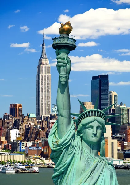 Estatua de la Libertad y Manhattan Midtown Skyline —  Fotos de Stock