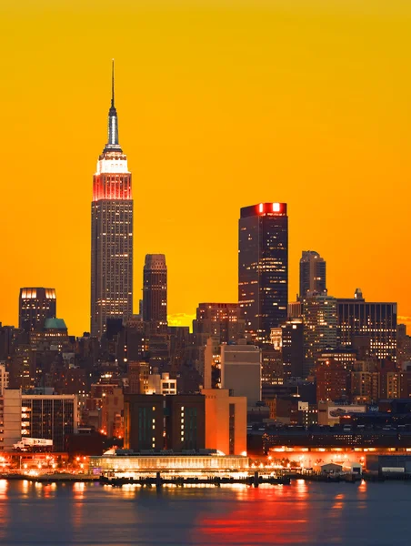 De rijk staat gebouw en manhattan midtown skyline — Stockfoto