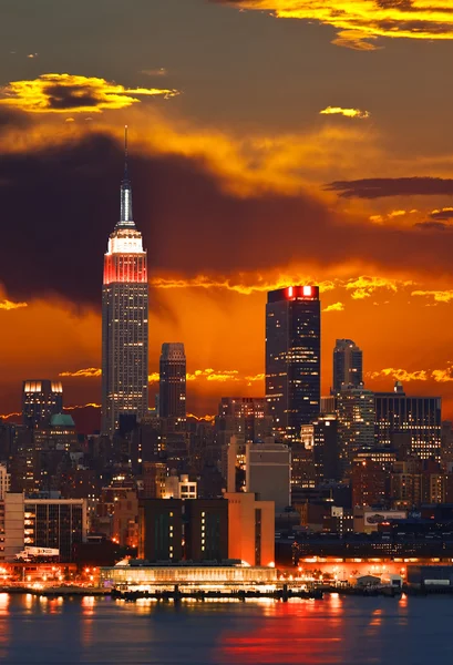 The Empire State Building and Manhattan Midtown Skyline — Stock Photo, Image