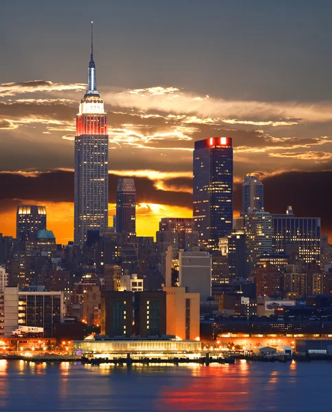 De rijk staat gebouw en manhattan midtown skyline — Stockfoto