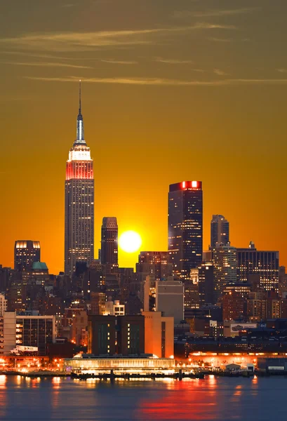 De rijk staat gebouw en manhattan midtown skyline — Stockfoto