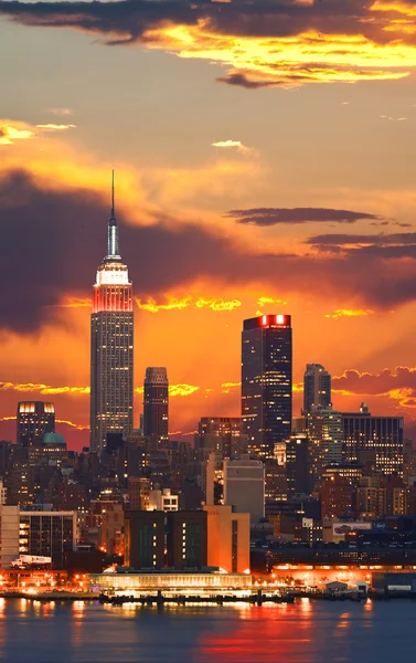 De rijk staat gebouw en manhattan midtown skyline — Stockfoto