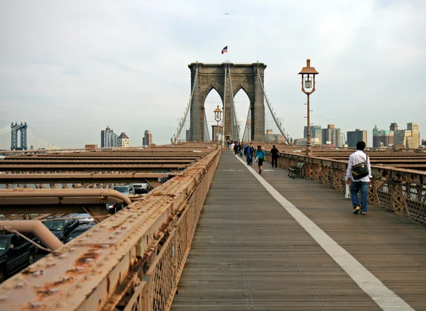 著名的布鲁克林大桥上在更低的曼哈顿东河 — 图库照片