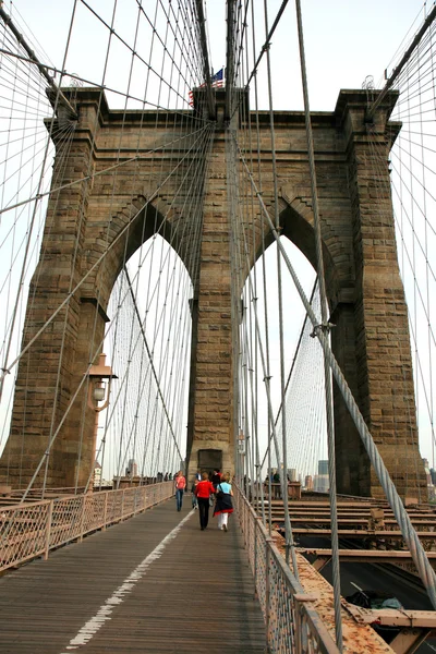 El famoso puente de Brooklyn en el East River en el bajo Manhattan —  Fotos de Stock