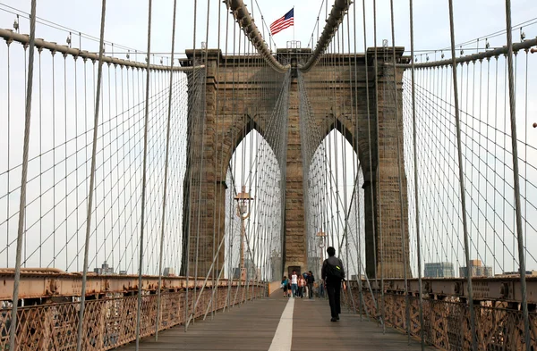 El famoso puente de Brooklyn en el East River en el bajo Manhattan — Foto de Stock