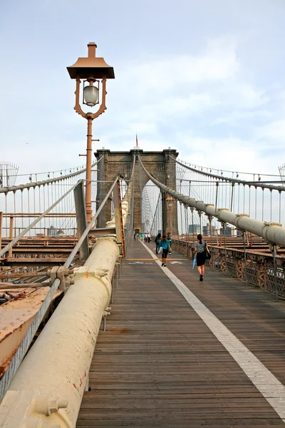 El famoso puente de Brooklyn en el East River en el bajo Manhattan —  Fotos de Stock