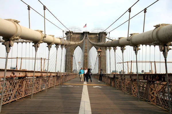 El famoso puente de Brooklyn en el East River en el bajo Manhattan —  Fotos de Stock