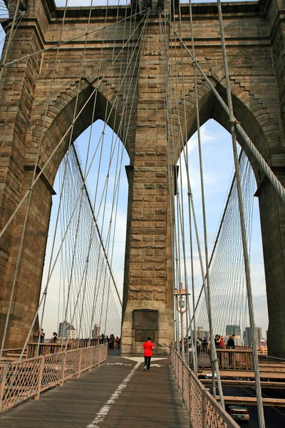 El famoso puente de Brooklyn en el bajo Manhattan NYC — Foto de Stock