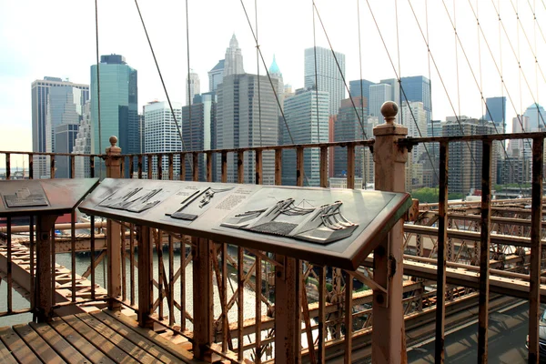El famoso puente de Brooklyn en el bajo Manhattan NYC —  Fotos de Stock