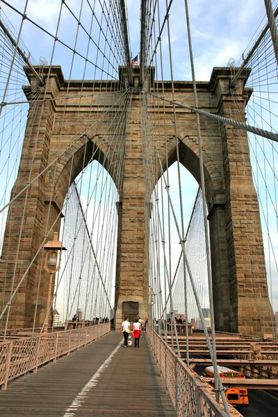 El famoso puente de Brooklyn en el bajo Manhattan NYC —  Fotos de Stock