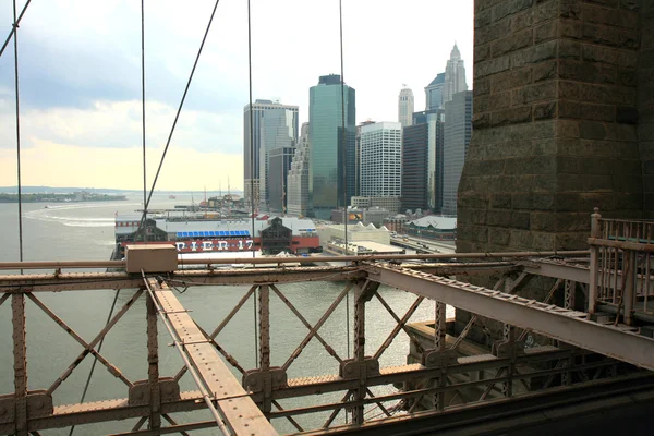 Знаменитий Бруклінський міст в нижній Манхеттен Нью-Йорк — стокове фото