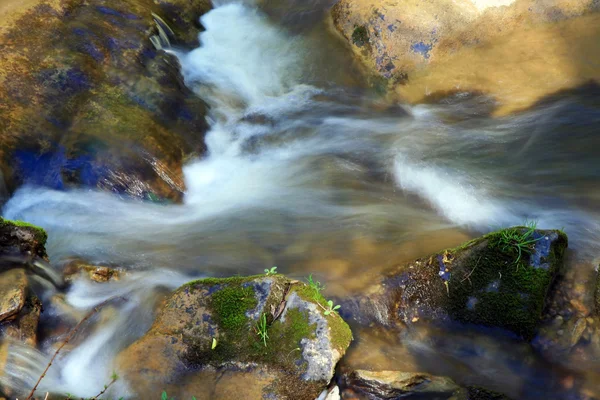 Water streams en cascades — Stockfoto