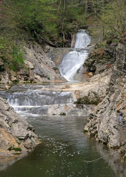 Flujos de agua y cascadas — Foto de Stock