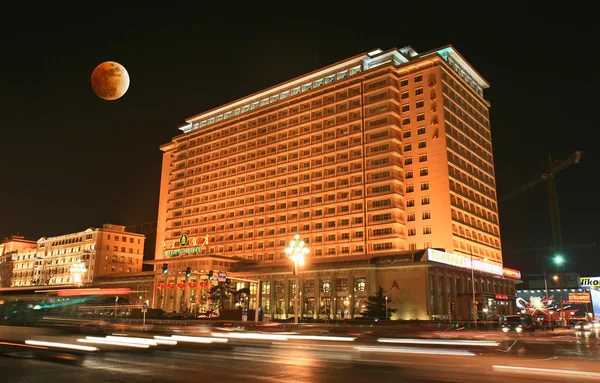 O famoso Beijing Grand Hotel e Lua Eclipse — Fotografia de Stock