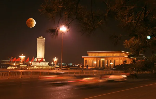 Place Tian-An-Men et éclipse de lune — Photo