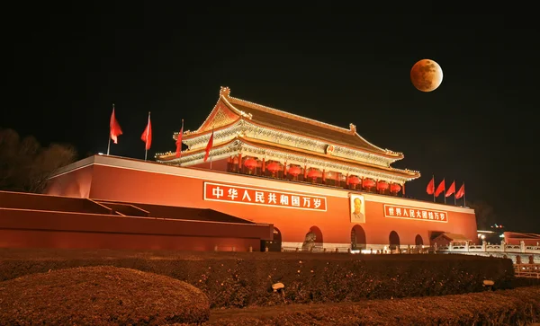 Place Tian-An-Men et éclipse de lune — Photo