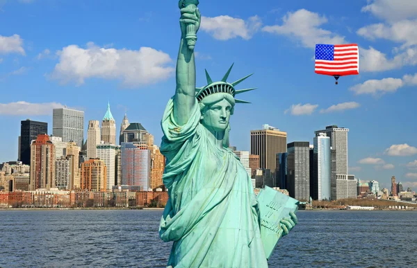 La Estatua de la Libertad y la Ciudad de Nueva York — Foto de Stock