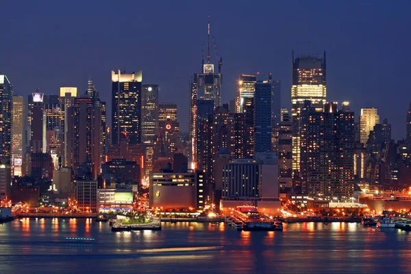 Manhattan Mid-town Skyline à noite — Fotografia de Stock