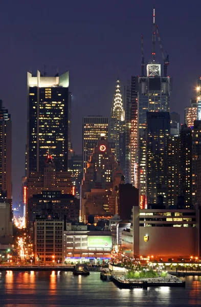 Manhattan Mid-Town skyline på natten — Stockfoto
