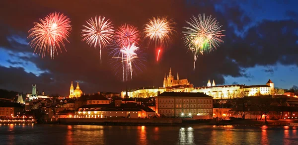 De weergave van de nacht van de prachtige stad Praag langs de rivier vltava — Stockfoto