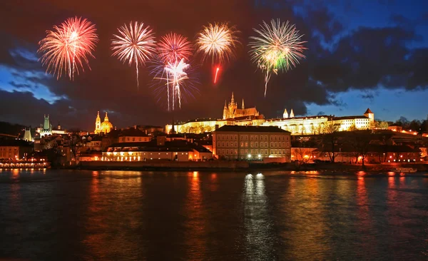 Vyn natt Prag centrum längs floden vltava — Stockfoto