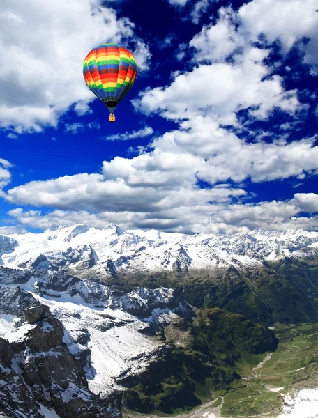 Montañas de nieve en Suiza —  Fotos de Stock