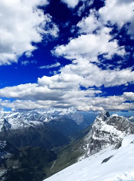 Landskapet i en skidort i Schweiz — Stockfoto