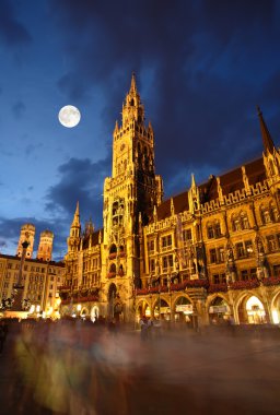 marienplatz Belediye binasında gece çekimi