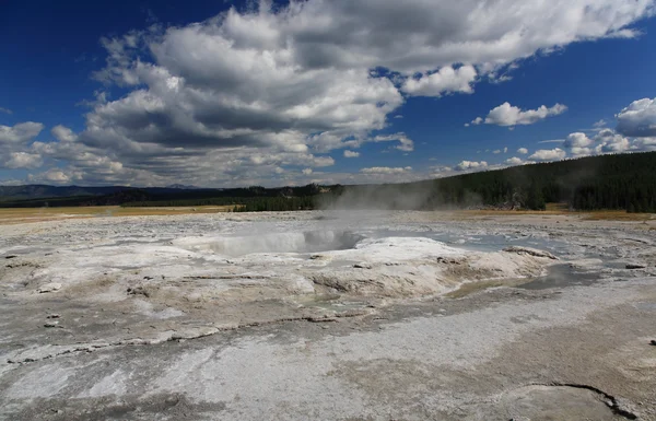 A táj az alsó gejzír medencében a Yellowstone — Stock Fotó