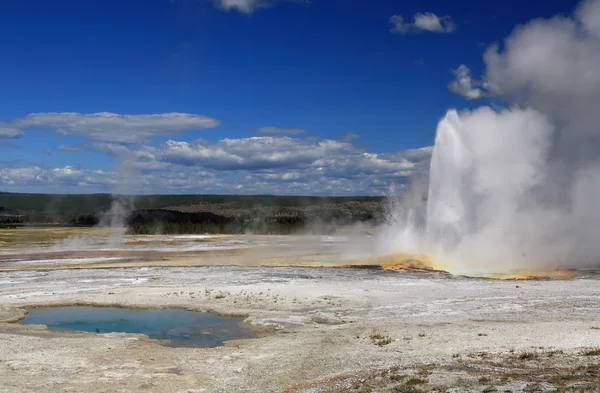 Le paysage du bassin inférieur du Geyser à Yellowstone — Photo