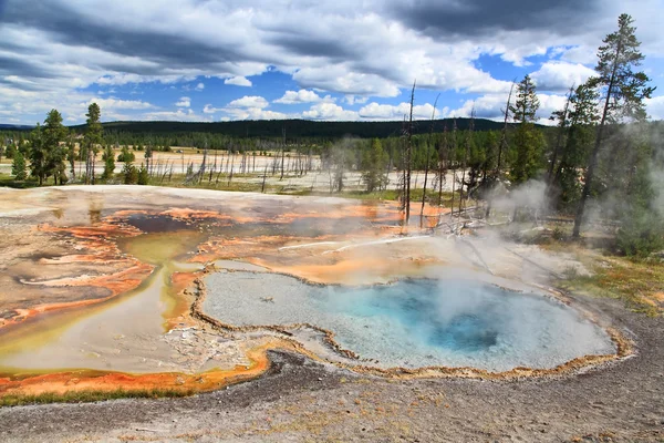 Firehole Lake Drive in Yellowstone — Stock Photo, Image