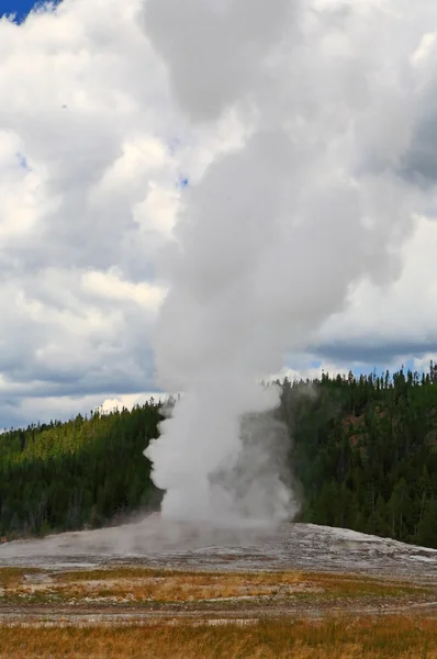 Felső gejzír medencében a Yellowstone — Stock Fotó