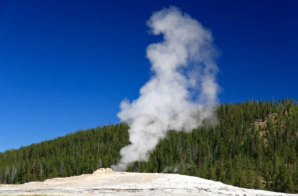 The Old Faithful Geyser in Yellowstone — Stock Photo, Image