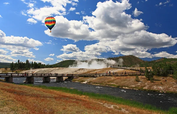 Midway gejzír medencében a Yellowstone — Stock Fotó
